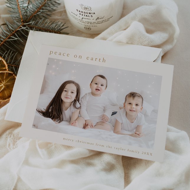 Tarjeta Festiva La familia de oro EMELIA Paz en la Tierra Navidade (EMELIA Gold Family Photo Peace On Earth Christmas Holiday Card)
