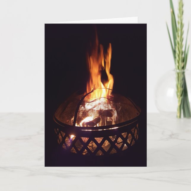 Tarjeta Festiva La hoyo de fuego del patio trasero se quema madera (Anverso)
