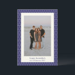 Tarjeta Festiva La Línea Estelar Hanukkah Moderna Foto Azul Elegan<br><div class="desc">Envíe cálidos deseos a amigos y familiares de este Hanukkah con esta elegante carta, que presenta un moderno patrón de estrellas judías en azul y blanco vibrante. Personalizado con tu foto, saludo y nombre, es la manera perfecta de celebrar el Festival de las Luces con un toque único y reflexivo....</div>