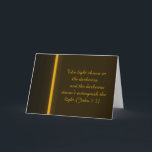 Tarjeta Festiva La luz brilla en la oscuridad<br><div class="desc">Anime alguien o deséele las felices Navidad con esta tarjeta elegante que sea acentuada por su simplicidad. Recuérdelas que incluso cuando es oscura,  hay luz. El Jesucristo es la luz del mundo. Ruegue esta luz sobre ellos. Estilo horizontal.</div>