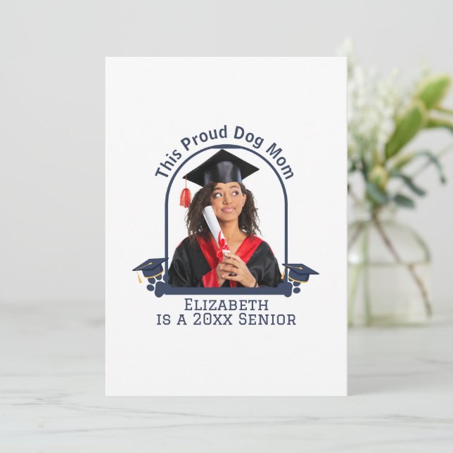 Tarjeta Festiva La Mamá de Perro Orgulloso es una graduación senio (Anverso de pie)