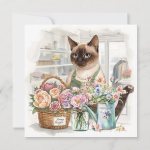 Tarjeta Festiva La mamá gato está arreglando flores el Día de la M
