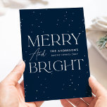 Tarjeta Festiva La Marina moderna y la brillante no foto<br><div class="desc">Tarjeta de vacaciones moderna con "Merry and Bright" mostrado en letras blancas y fondo marino con sutiles puntos blancos (nieve). Personalice la parte delantera de la tarjeta de vacaciones sin foto con su nombre familiar y el año con letras blancas. La tarjeta se invierte para mostrar tu mensaje personal en...</div>