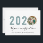 Tarjeta Festiva La moderna guerra de follaje de 2020 se quedó en c<br><div class="desc">El follaje moderno mínimo fue Feliz Navidad 2020 el año en que nos quedamos en casa guion tarjeta de Navidades de vacaciones. El eucalipto pintado a mano, el follaje mínimo y la moderna corona rústica de mimbre le dan a esta tarjeta un ambiente lujoso. En verdes, marrones y grises elegantes....</div>