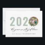 Tarjeta Festiva La moderna guerra de follaje de 2020 se quedó en c<br><div class="desc">El follaje moderno mínimo fue Feliz Navidad 2020 el año en que nos quedamos en casa guion tarjeta de Navidades de vacaciones. El eucalipto pintado a mano, el follaje mínimo y la moderna corona rústica de mimbre le dan a esta tarjeta un ambiente lujoso. En verdes, marrones y grises elegantes....</div>