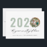 Tarjeta Festiva La moderna guerra de follaje de 2020 se quedó en c<br><div class="desc">El follaje moderno mínimo fue Feliz Navidad 2020 el año en que nos quedamos en casa guion tarjeta de Navidades de vacaciones. El eucalipto pintado a mano, el follaje mínimo y la moderna corona rústica de mimbre le dan a esta tarjeta un ambiente lujoso. En verdes, marrones y grises elegantes....</div>