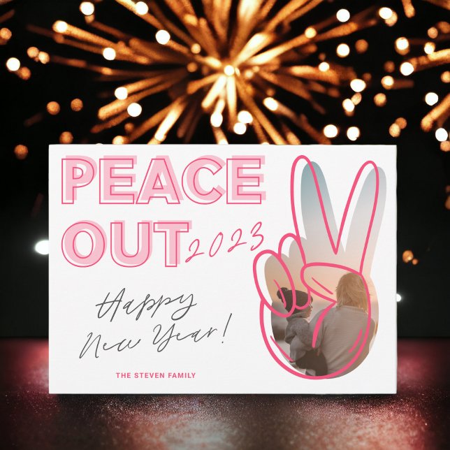 Tarjeta Festiva La paz moderna fuera 2023 Feliz Año Nuevo foto ros (Modern peace out 2023 Happy New Year photo pink Holiday Card)