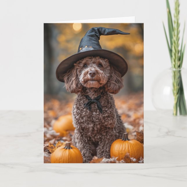 Tarjeta Festiva Labradoodle de chocolate Halloween (Anverso)