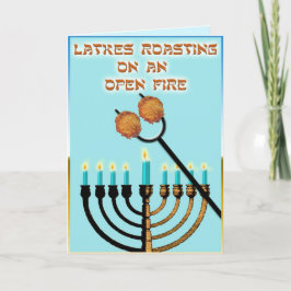 Tarjeta Festiva Latkes asando en un fuego abierto...