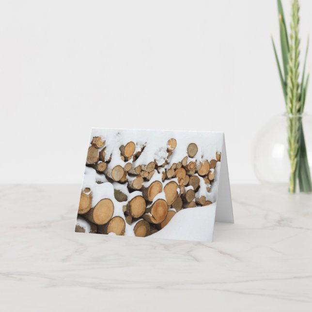 Tarjeta Festiva Leña apilada en la nieve (Anverso)