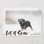 Tarjeta Festiva Let It Snow Winter Photo<br><div class="desc">Deja que la nieve sea un guión negro moderno de pincel,  tarjeta de foto de vacaciones. La parte posterior de la tarjeta muestra la superposición de nieve en color negro sólido.</div>