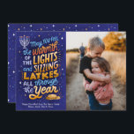Tarjeta Festiva Light and Latkes One Photo Hanukkah<br><div class="desc">Esta tarjeta de una sola foto,  presenta un sentimiento Hanukkah brillante y colorido,  con letras a mano,  con linternas y luces de la menorah. El lado inverso tiene un patrón de coordinación y se pueden agregar fotos familiares adicionales.</div>