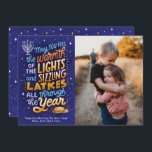 Tarjeta Festiva Light and Latkes One Photo Hanukkah<br><div class="desc">Esta tarjeta de una sola foto,  presenta un sentimiento Hanukkah brillante y colorido,  con letras a mano,  con linternas y luces de la menorah. El lado inverso tiene un patrón de coordinación y se pueden agregar fotos familiares adicionales.</div>