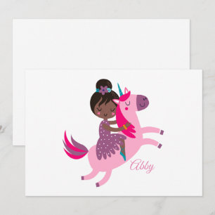 Tarjeta Festiva Linda chica de pelo negro montada en un unicornio