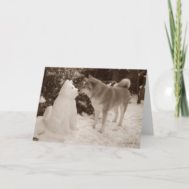 Tarjeta Festiva lindo akita besando a un muñeco de nieve perro en  (Anverso)