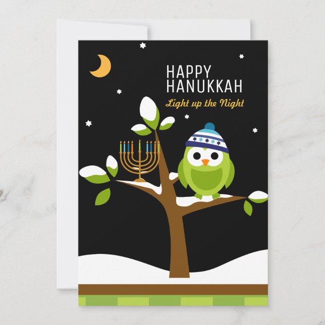 Tarjeta Festiva Lindo búho de Hanukkah y árbol nevado con menorá (Anverso)