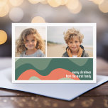 Tarjeta Festiva Línea Orgánica Arte Abstracto - 1 Foto Jade Tanger<br><div class="desc">Parte delantera - 2 Plantilla de foto en una cuadrícula simple con un borde blanco. Un patrón de arte abstracto divertido con coral y verdes y una fuente simple crean un diseño moderno y minimalista para la temporada navideña. Parte trasera - Patrón de arte de curva orgánica de color verde...</div>