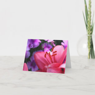 Tarjeta Festiva Lirio rosa y flores púrpura Día de las Madres