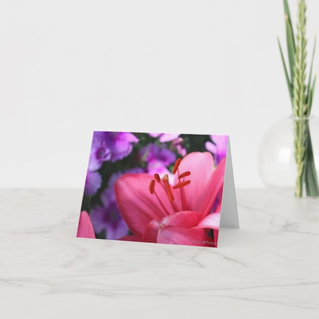 Tarjeta Festiva Lirio rosa y flores púrpuras (Anverso)