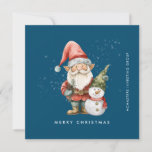 Tarjeta Festiva Llanto de negocios navideño Gnome y Snowman Merry<br><div class="desc">Un gnomo vestido de rojo se encuentra junto a un muñeco de nieve con un gorra de elfo verde y una bufanda roja. Están rodeadas por un polvo de nieve blanca que aparece en el fondo azul oscuro. La estética minimalista se crea con una simple Feliz Navidad a continuación y...</div>