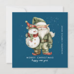 Tarjeta Festiva Llanto de negocios navideño Gnome y Snowman Merry<br><div class="desc">Un gnomo vestido de verde se encuentra junto a un muñeco de nieve con un gorra de elfo rojo y una bufanda roja. Están rodeadas por un polvo de nieve blanca que aparece en el fondo azul oscuro. La estética minimalista se crea con una simple Feliz Navidad y Feliz Año...</div>