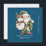 Tarjeta Festiva Llanto de negocios navideño Gnome y Snowman Merry<br><div class="desc">Un gnomo vestido de verde se encuentra junto a un muñeco de nieve con un gorra de elfo rojo y una bufanda roja. Están rodeadas por un polvo de nieve blanca que aparece en el fondo azul oscuro. La estética minimalista se crea con una simple Feliz Navidad y Feliz Año...</div>