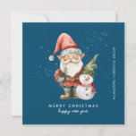 Tarjeta Festiva Llanto de negocios navideño Gnome y Snowman Merry<br><div class="desc">Un gnomo vestido de rojo se encuentra junto a un muñeco de nieve con un gorra de elfo verde y una bufanda roja. Están rodeadas por un polvo de nieve blanca que aparece en el fondo azul oscuro. La estética minimalista se crea con una simple Feliz Navidad y Feliz Año...</div>