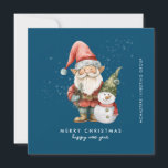 Tarjeta Festiva Llanto de negocios navideño Gnome y Snowman Merry<br><div class="desc">Un gnomo vestido de rojo se encuentra junto a un muñeco de nieve con un gorra de elfo verde y una bufanda roja. Están rodeadas por un polvo de nieve blanca que aparece en el fondo azul oscuro. La estética minimalista se crea con una simple Feliz Navidad y Feliz Año...</div>