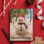 Tarjeta Festiva Los más cálidos deseos de Snowman en la playa<br><div class="desc">Este diseño fue creado a través del arte digital y puede ser personalizado en el área que proporciona cambiando la foto y/o el texto. O puede personalizarse eligiendo la opción de hacer clic en el personalizar y borrar o cambiar el color del fondo, agregar texto, cambiar el color o estilo...</div>