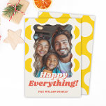 Tarjeta Festiva Los puntos retro alegran todo lo elegante de la fo<br><div class="desc">Celebra la temporada con nuestra tarjeta Retro Dots Happy Everything! Este elegante y divertido diseño presenta puntos amarillos de colores y un lugar para su foto favorita,  lo que lo convierte en la forma perfecta de difundir alegría festiva.</div>