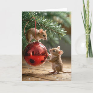 Tarjeta Festiva Los ratones juegan con un adorno navideño
