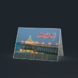 Tarjeta Festiva Los saludos de la estación en Manhattan Beach, CA<br><div class="desc">Una tarjeta del día de fiesta de la fotografía de Patti Barry que muestra el embarcadero de Manhattan Beach en Christmastime.  El saludo se escribe en letras del bastón de caramelo.</div>