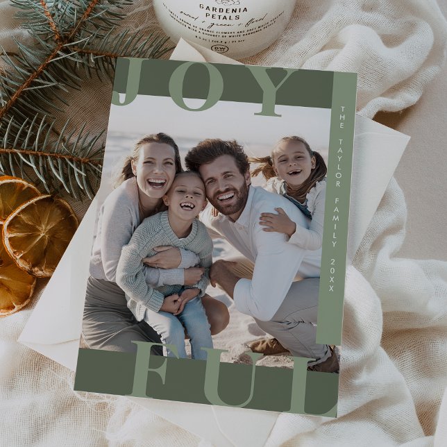 Tarjeta Festiva LOTTIE Navidades de fotografía familiar moderna y  (LOTTIE Green Joyful Modern Family Photo Christmas Holiday Card)