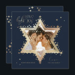 Tarjeta Festiva Love Joy Light Elegant Gold Star of David Photo<br><div class="desc">Elegante estrella de Hanukkah de la foto de David, tarjeta Hanukkah, con un elegante diseño de tipografía "Love Joy Light" en oro falso. Las estrellas doradas espumosas crean la estrella de David con un marcador de foto colocado dentro de la estrella de David. En el reverso se encuentra una elegante...</div>