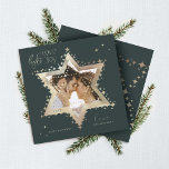 Tarjeta Festiva Love Joy Light Elegant Gold Star of David Photo<br><div class="desc">Elegante estrella de Hanukkah de la foto de David, tarjeta Hanukkah, con un elegante diseño de tipografía "Love Joy Light" en oro falso. Las estrellas doradas espumosas crean la estrella de David con un marcador de foto colocado dentro de la estrella de David. En el reverso se encuentra una elegante...</div>