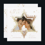 Tarjeta Festiva Love Joy Light Elegant Gold Star of David Photo<br><div class="desc">Elegante estrella de Hanukkah de la foto de David, tarjeta Hanukkah, con un elegante diseño de tipografía "Love Joy Light" en oro falso. Las estrellas doradas espumosas crean la estrella de David con un marcador de foto colocado dentro de la estrella de David. En el reverso se encuentra una elegante...</div>