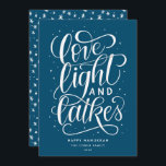Tarjeta Festiva Love Light and Latkes Hanukkah<br><div class="desc">Esta tarjeta festiva de vacaciones plana incluye la frase "luz de amor y lagos" con la mano escrita en escritura. La parte posterior de la tarjeta tiene un patrón de coordinación,  pero también se puede usar para agregar una foto o un mensaje personal.</div>