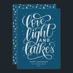 Tarjeta Festiva Love Light and Latkes Hanukkah<br><div class="desc">Esta tarjeta festiva de vacaciones plana incluye la frase "luz de amor y lagos" con la mano escrita en escritura. La parte posterior de la tarjeta tiene un patrón de coordinación,  pero también se puede usar para agregar una foto o un mensaje personal.</div>