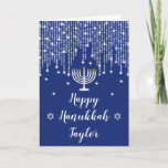 Tarjeta Festiva Luces de cadena azul y plata Hanukkah feliz<br><div class="desc">Esta elegante y sofisticada tarjeta Happy Hanukkah puede ser personalizada con un nombre o título, como hija, nieta, sobrina, amiga, etc. Cuenta con hermosas luces de hadas de cuerda plateada con destellos de diamantes, una vela menorah y la Estrella de David. El texto combina el guión manuscrito y las fuentes...</div>