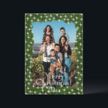 Tarjeta Festiva Luces de destellos de pino verde Foto Personalizad<br><div class="desc">Las ramas de pino verde con luces de destellos falsas enmarcan esta foto de tarjeta de Navidad sobre todo adorable con tipografía de "Feliz Navidad" y fecha en la parte frontal y espacio en el reverso para tu sentimiento navideño personal y el nombre de tu familia para todos tus seres...</div>
