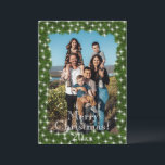 Tarjeta Festiva Luces de destellos de pino verde Foto Personalizad<br><div class="desc">Las ramas de pino verde con luces de destellos falsas enmarcan esta foto de tarjeta de Navidad con una tipografía "Feliz Navidad" y fecha en la parte frontal y espacio en el reverso para tu sentimiento navideño personal y el nombre de tu familia para todos tus seres queridos.</div>