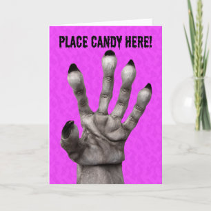 Tarjeta Festiva Lugar Feliz Halloween Caramelo en Mano de Monstruo
