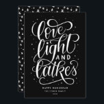 Tarjeta Festiva Luz de amor y lazos en Hanukkah negro<br><div class="desc">Esta cédula de Hanukkah plana presenta un esquema de color blanco y negro junto con la frase con letras de la mano "luz de amor y lagos" escrita en escritura. La parte posterior de la tarjeta tiene un patrón de coordinación, pero también se puede usar para agregar una foto o...</div>
