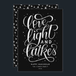 Tarjeta Festiva Luz de amor y lazos en Hanukkah negro<br><div class="desc">Esta cédula de Hanukkah plana presenta un esquema de color blanco y negro junto con la frase con letras de la mano "luz de amor y lagos" escrita en escritura. La parte posterior de la tarjeta tiene un patrón de coordinación, pero también se puede usar para agregar una foto o...</div>