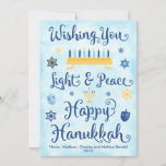 Tarjeta Festiva Luz y paz Jánuca feliz<br><div class="desc">Una tarjeta judía del tema de Jánuca con un menorah, estrella de David y Driedel. El texto lee desearle la luz y la paz Jánuca feliz. El fondo es un personalizar azul claro del tecleo de Washington de la acuarela él para personalizar la parte posterior con su propio logotipo del...</div>