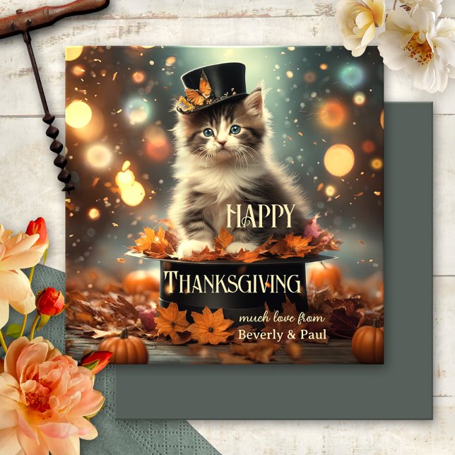 Tarjeta Festiva Magical Kitten Divertido Día de Acción de Gracias (A fun Thanksgiving card featuring a kitten with a magical hat, amidst festive lights and fall leaves)