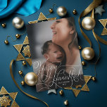 Tarjeta Festiva Mano Blanca Elegante Marcada Feliz Foto De Hanukka<br><div class="desc">Leyenda mano "Happy Hanukkah" sobre la foto con el respaldo opcional con el texto. Añade tu propia foto al fondo si lo deseas.</div>