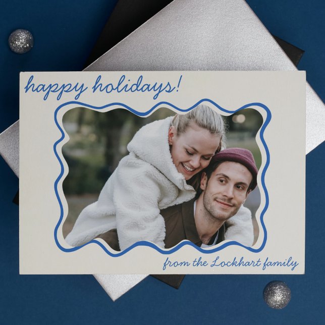 Tarjeta Festiva Mano ondulada divertida dibujada en la frontera ca (cream and blue whimsical hand drawn modern doodle sketch wavy border photo christmas holiday card)