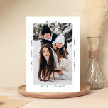 Tarjeta Festiva Máquina de escribir minimalista - Fotos de Feliz N<br><div class="desc">Elegante máquina de escribir simple y Minimalista | Ferry Christmas One Photo Holiday Cards - Tarjeta de foto única en blanco y negro</div>