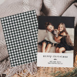 Tarjeta Festiva Máquina de escribir moderna | Foto de vacaciones e<br><div class="desc">Esta sencilla y elegante tarjeta navideña dice "Feliz Navidad" en texto de máquina de escribir,  con una moderna rama botánica y tu foto personal favorita. El fondo está decorado con un toque de gingham negro.</div>